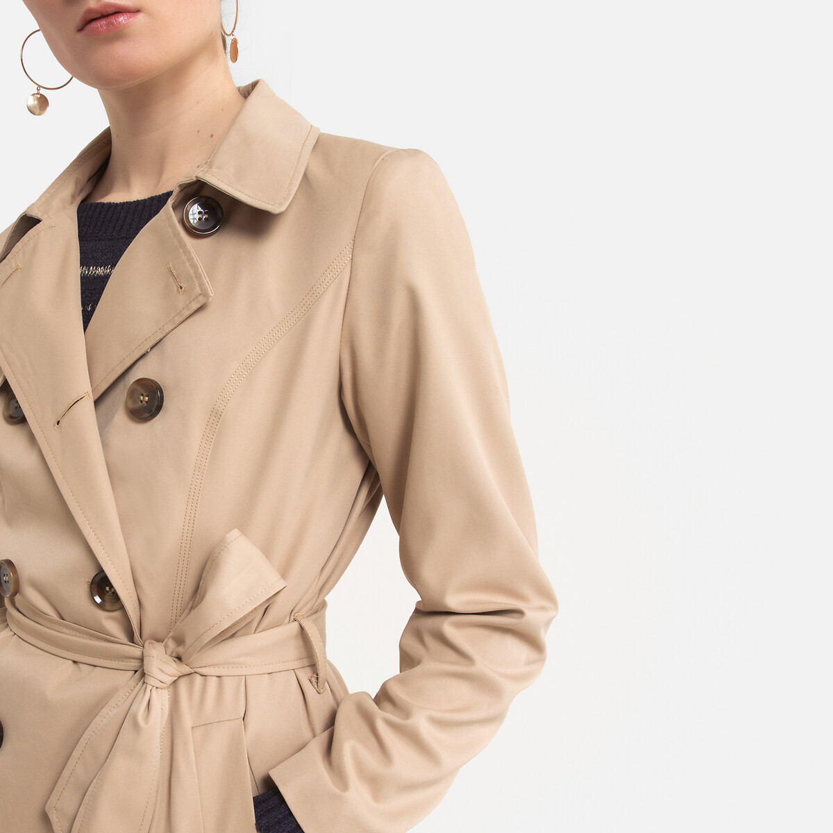 SOMENTE<br>Trench coat com fechamento por botões e cinto para amarrar