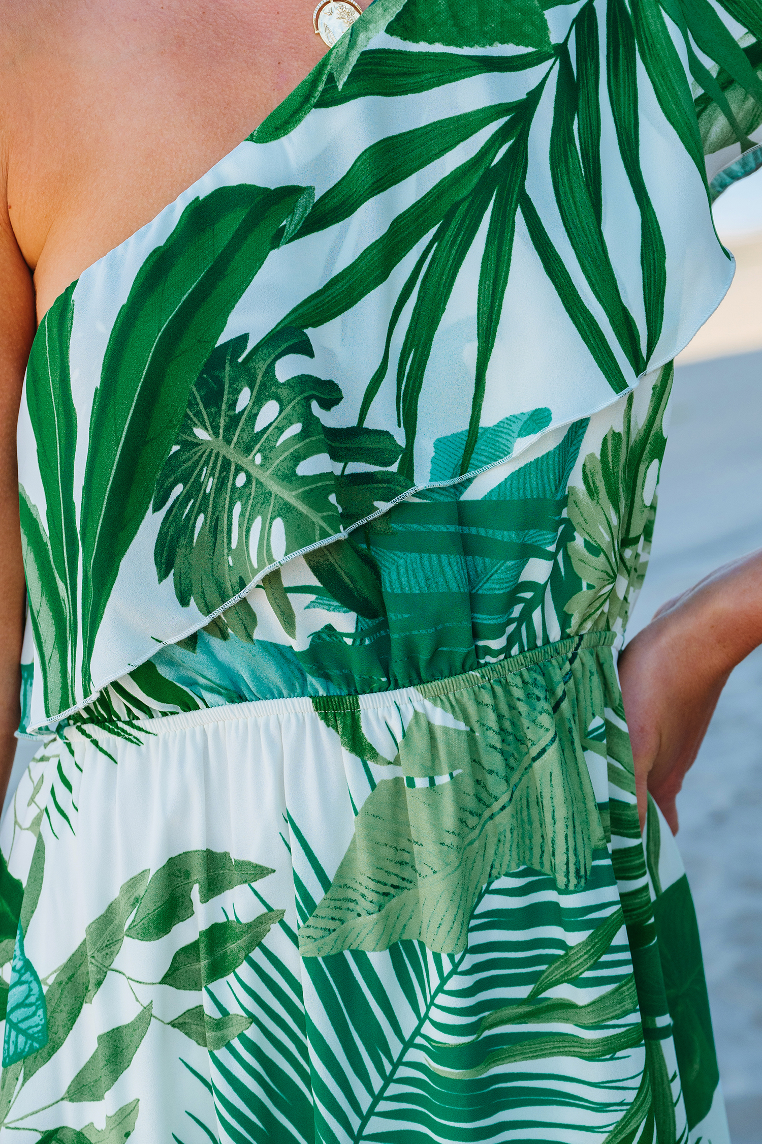 Robe maxi avec une épaule à volants tropicale