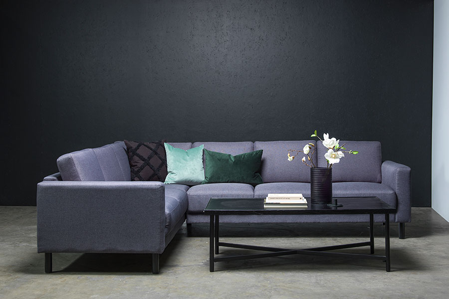 Cleveland sofa Hjørnesofa 2-seter og 3-seter. Tekstil Malmø 78 dark grey med sorte treben.