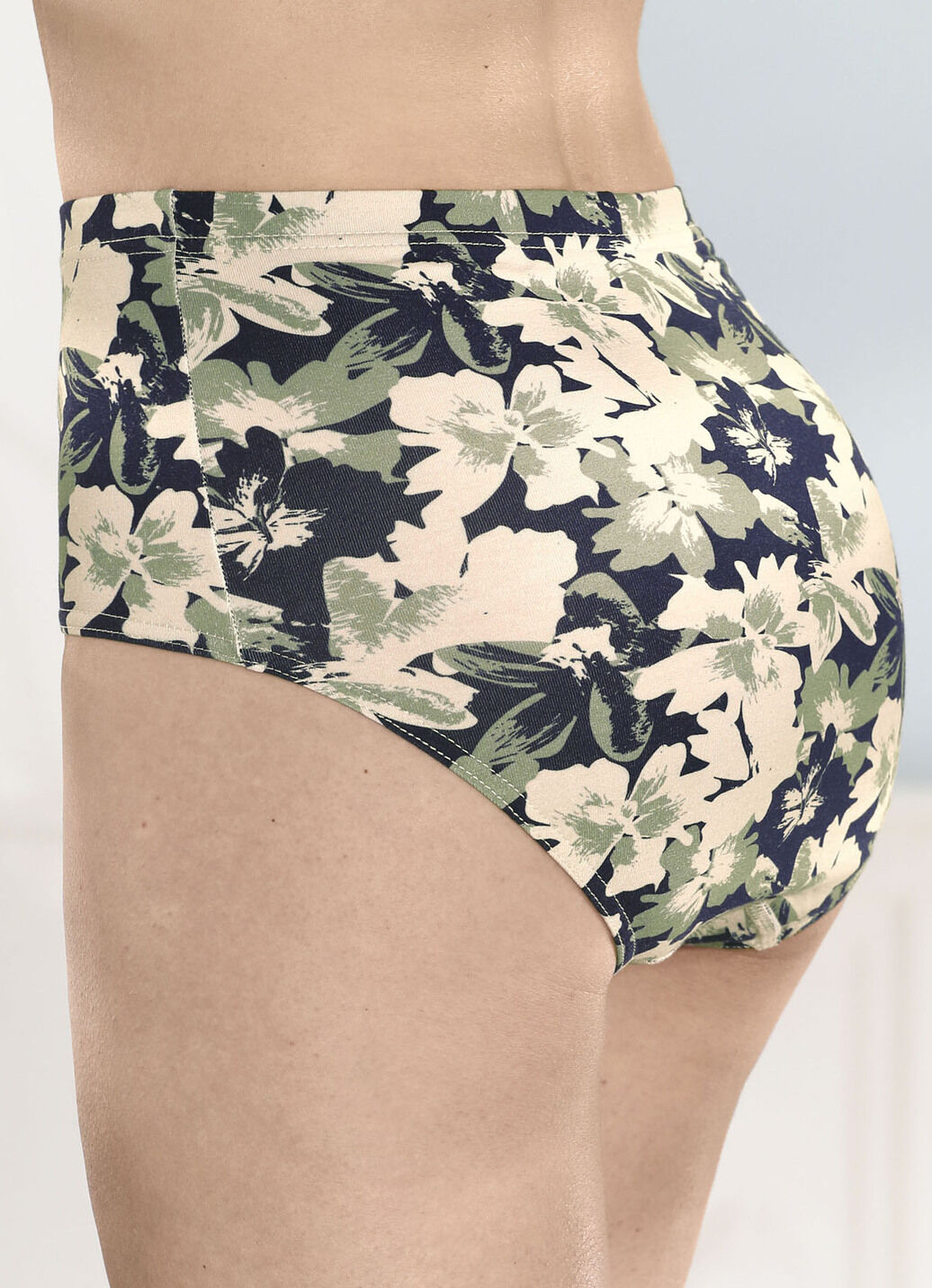 Viererpack Slips mit hübschem Floraldessin