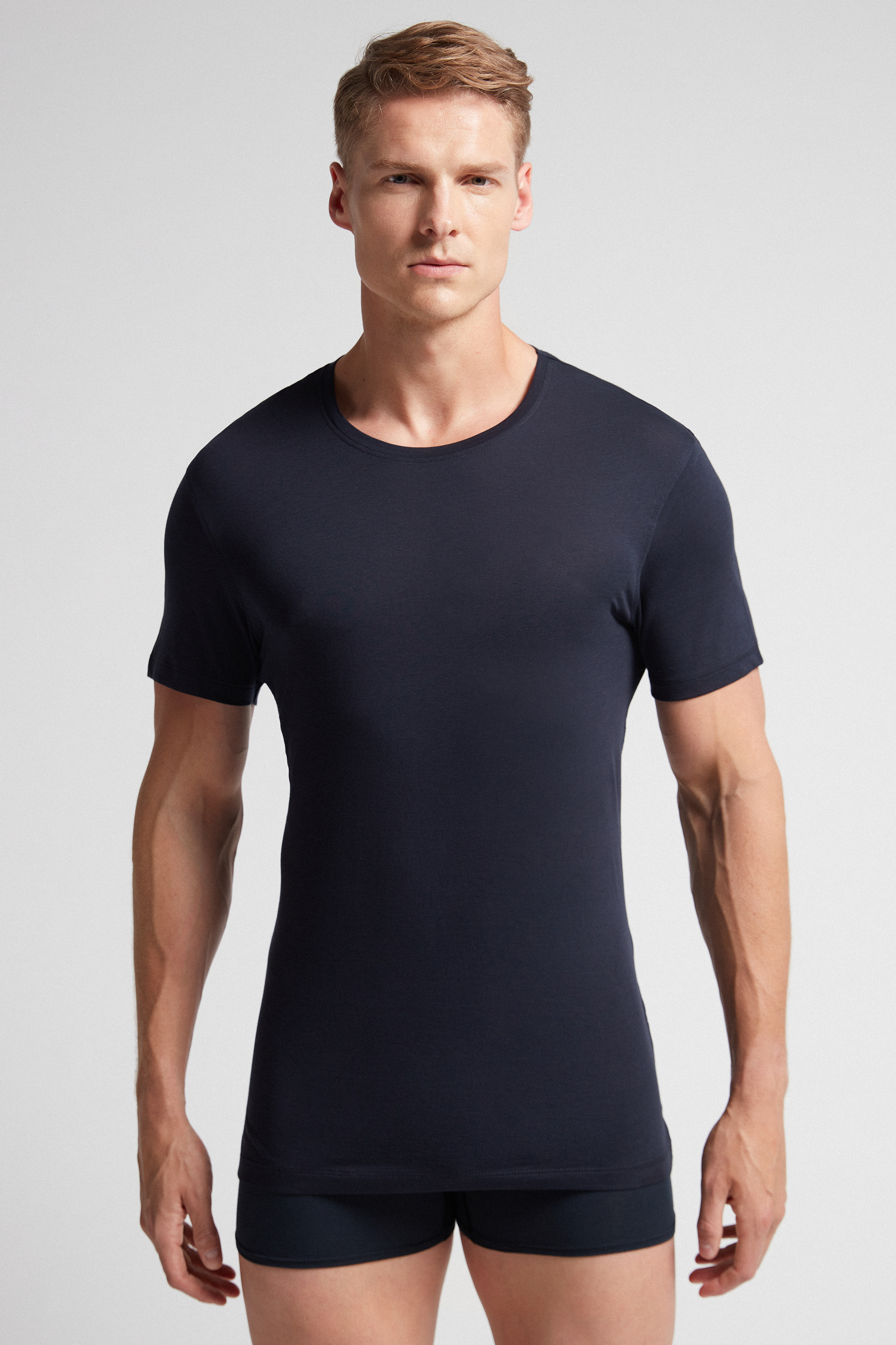 Camiseta de manga curta com gola redonda em algodão extrafino Supima®.