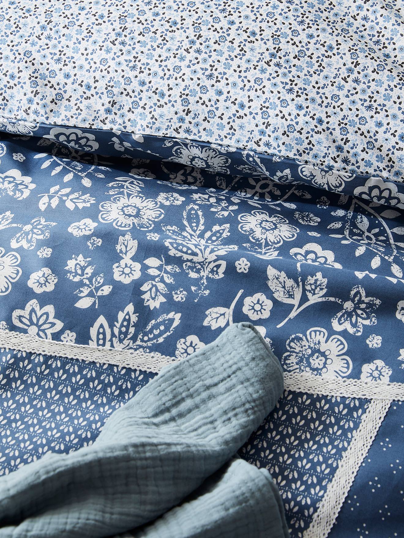 Conjunto de capa de edredom e fronha infantil Caravan, azul escuro liso com estampas.