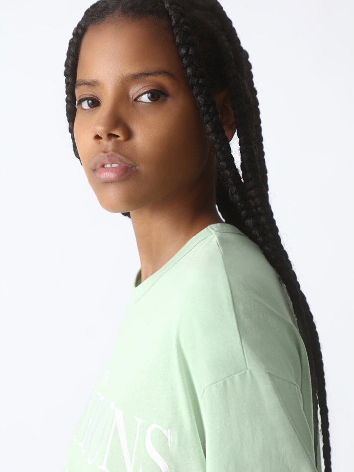 Camiseta de manga curta com bordado - Verde Cirúrgico
