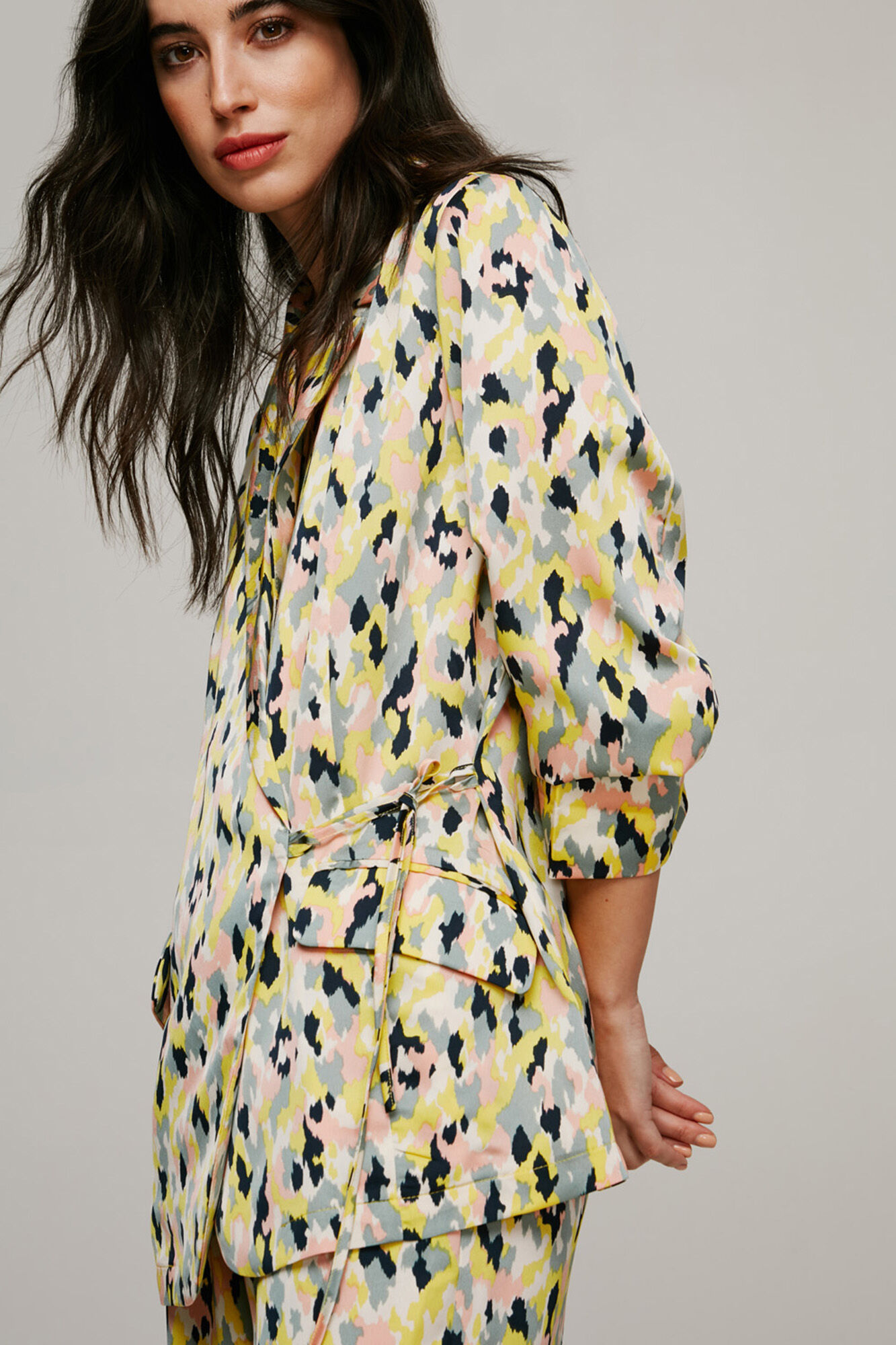 Blazer feminino de cetim com abotoamento duplo - Cinza
