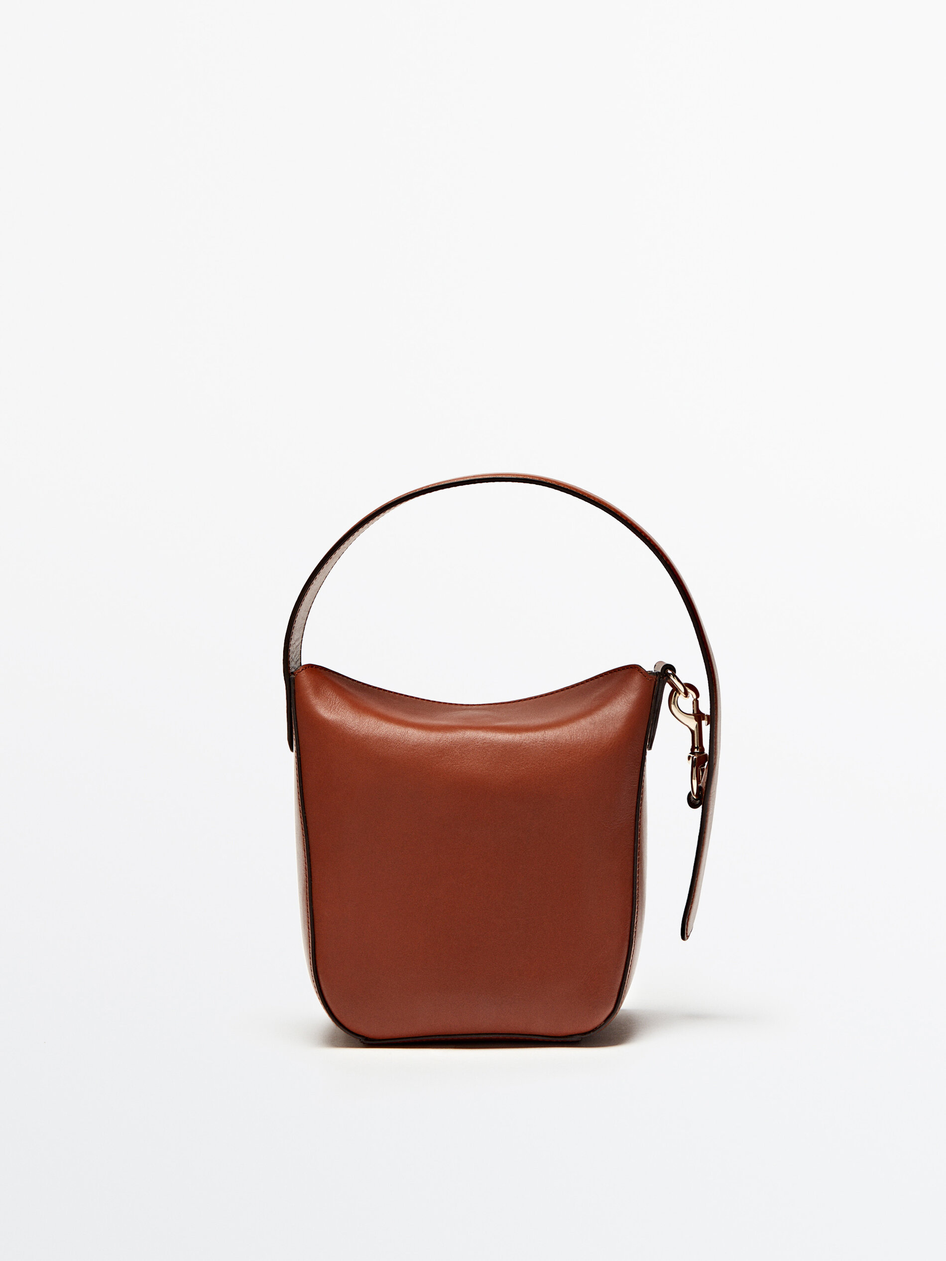 Mini bolsa de ombro tipo saco em couro napa - COURO