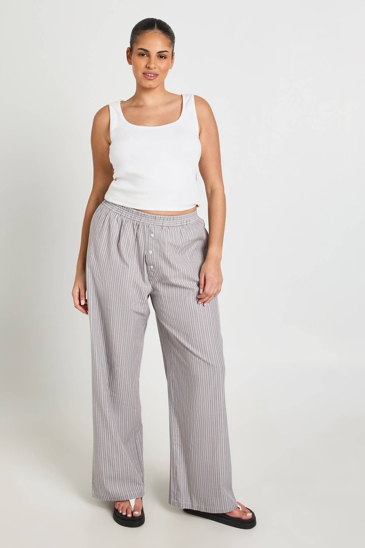 boohoo Pantalon Grande Taille À Rayures En Popeline Avec Boutons Henley