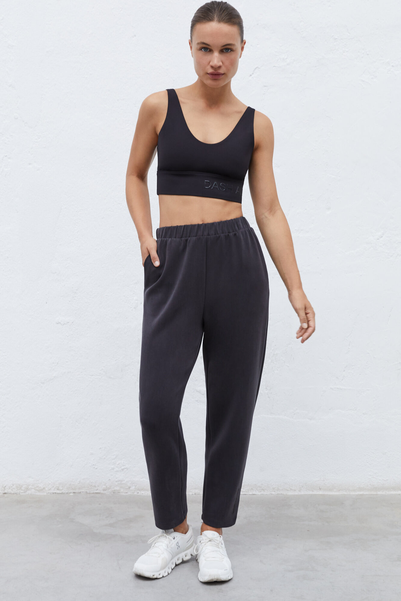 Calça jogger preta e cinza