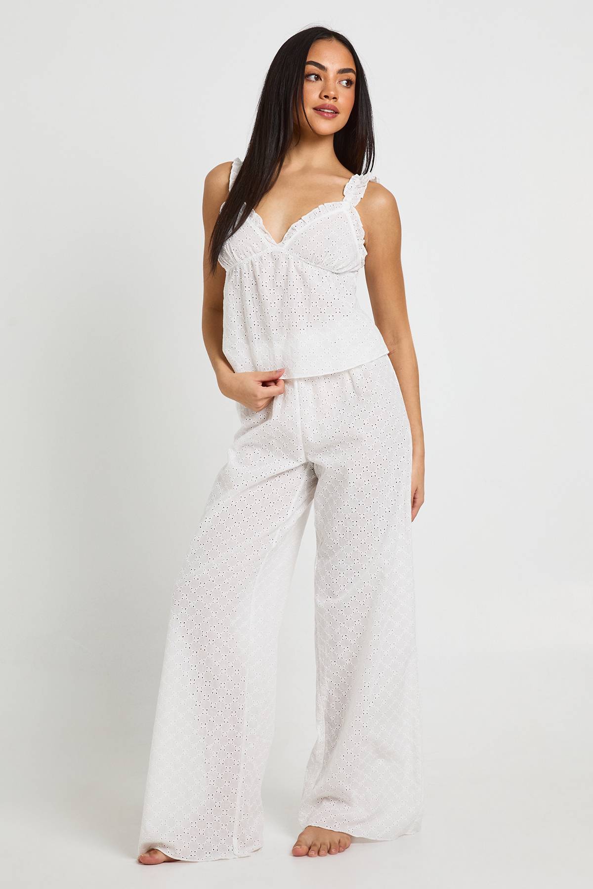 boohoo Ensemble Pyjama Caraco Et Pantalon Avec Détail De Volant En Broderie Anglaise