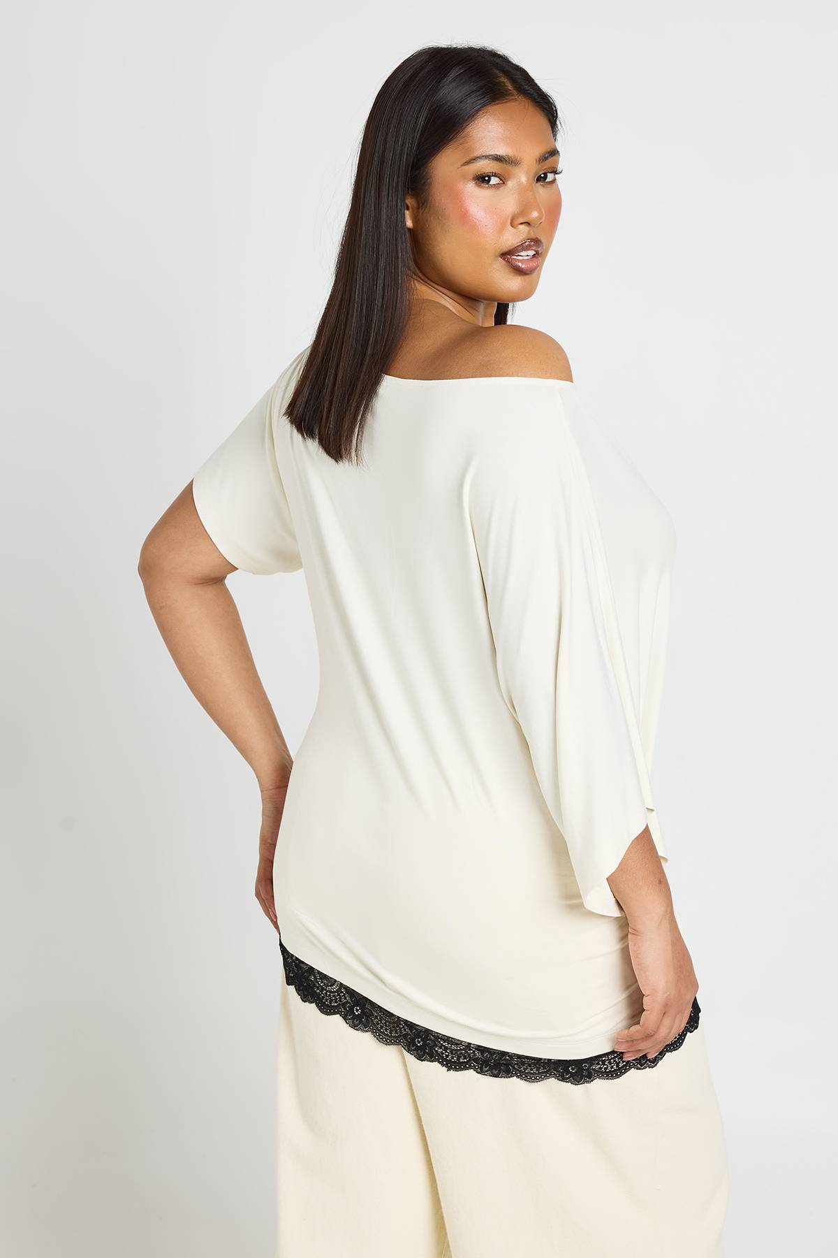 boohoo T-shirt Grande Taille À Épaule Dénudée Avec Finition En Dentelle