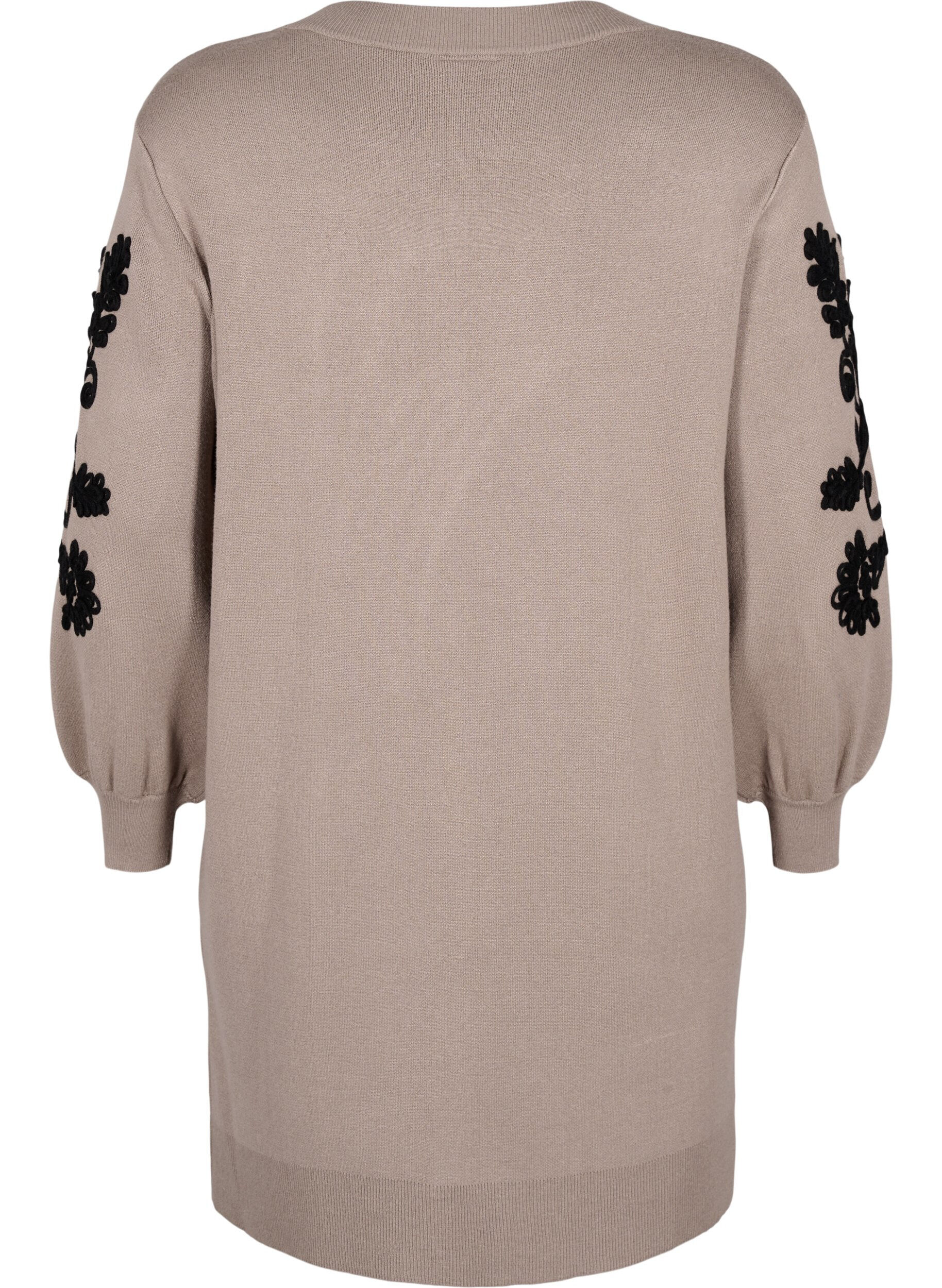 Strikkjole med broderidetaljer