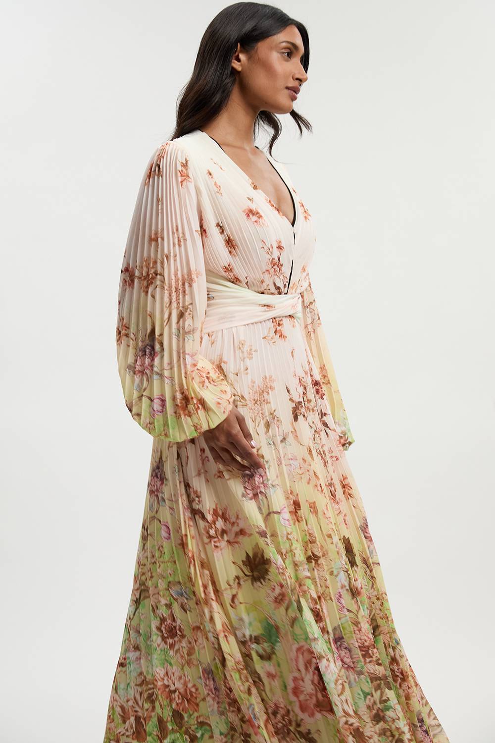 KarenMillen Robe Maxi Plissée à Motifs Floraux Éparpillés avec Manches Bouffantes et Découpes
