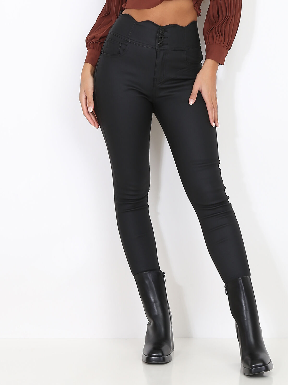 Pantalon skinny enduit à bord festonné- Noir