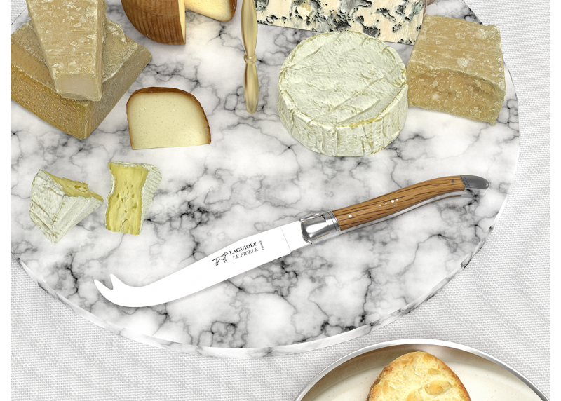 Couteau à fromage Laguiole avec un manche en bois de chêne et mitres en acier inoxydable