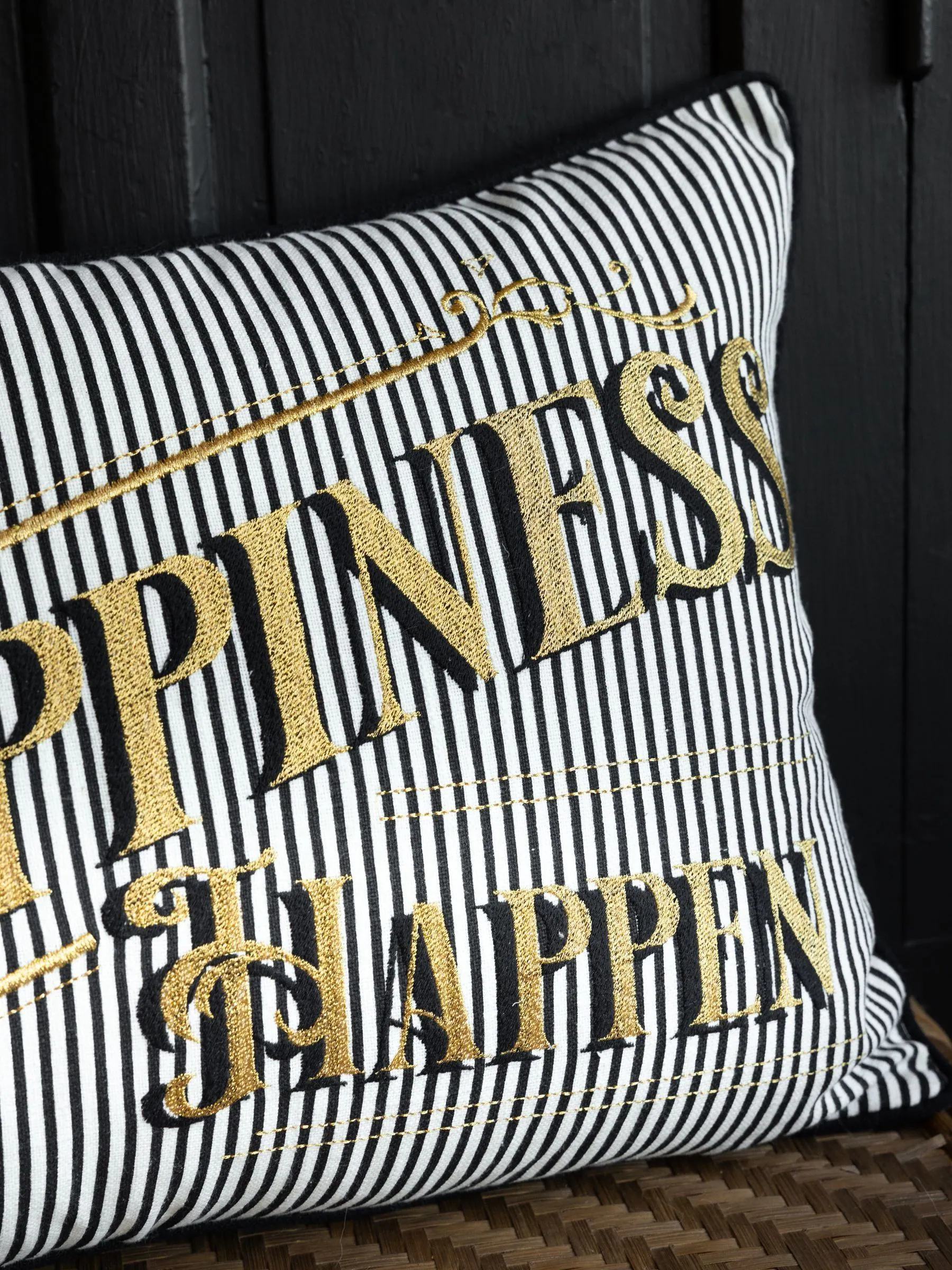 Rockett St George Let Happiness Happen kussen met geborduurde slogan