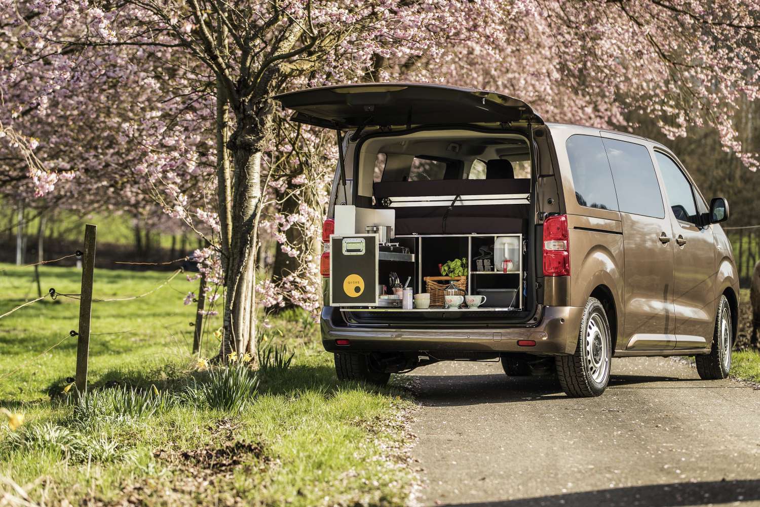 Ququq MidiBox für Vans - Kompakte Campingbox mit integrierter Küche und Schlafplatz