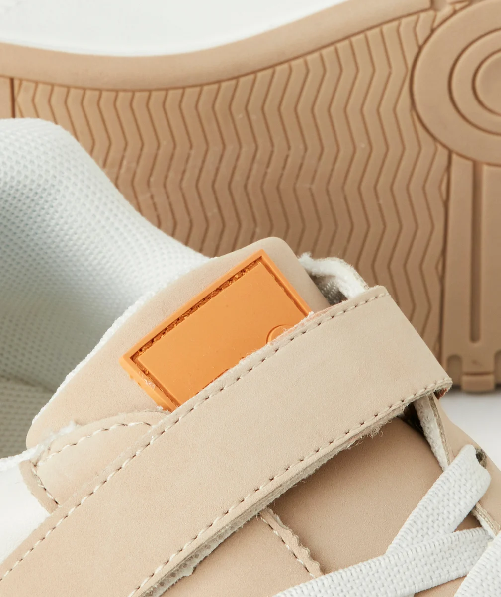 BASKETS BASSES GARÇON À SCRATCH BEIGE BLANC ET ORANGE