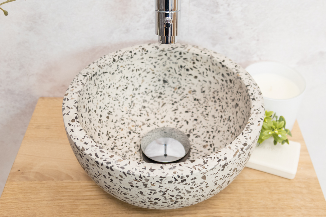 Saniclear Baru fonteinset met eiken plank, zwart-witte terrazzo waskom en chromen kraan voor in het toilet