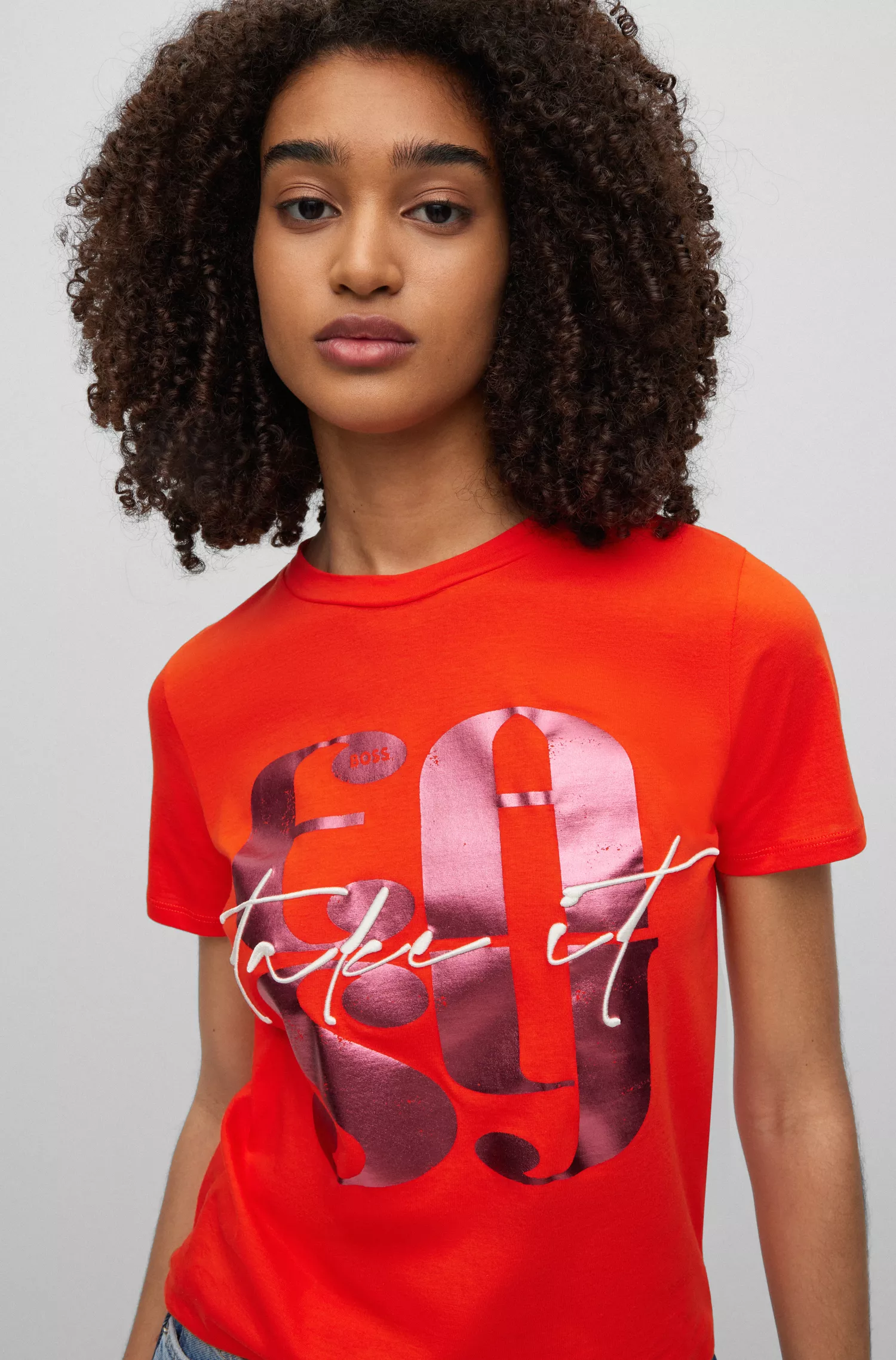 Camiseta BOSS preta de algodão orgânico com estampa sazonal.