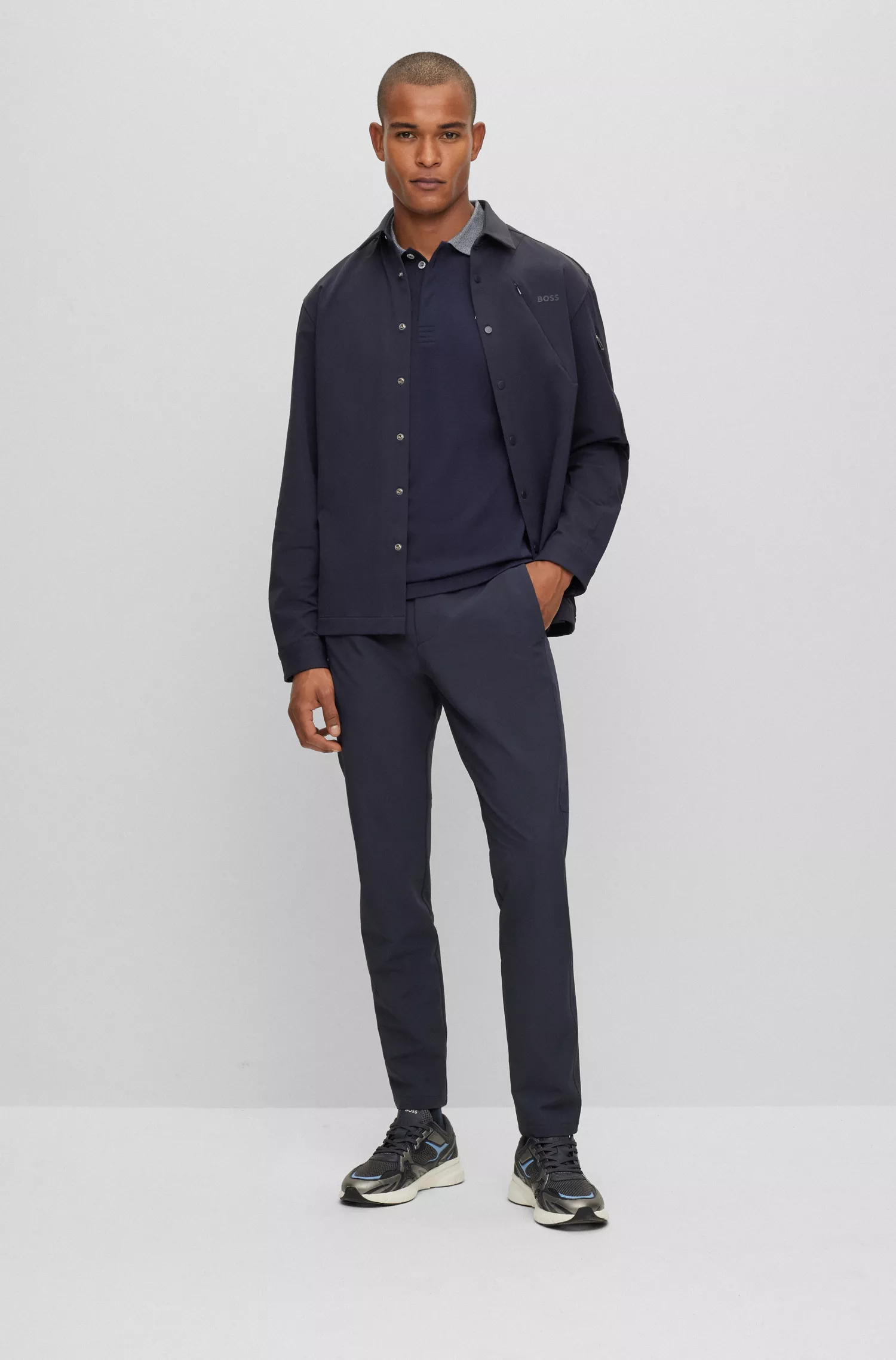 Camisa polo BOSS verde em algodão interlock com logotipo bordado.