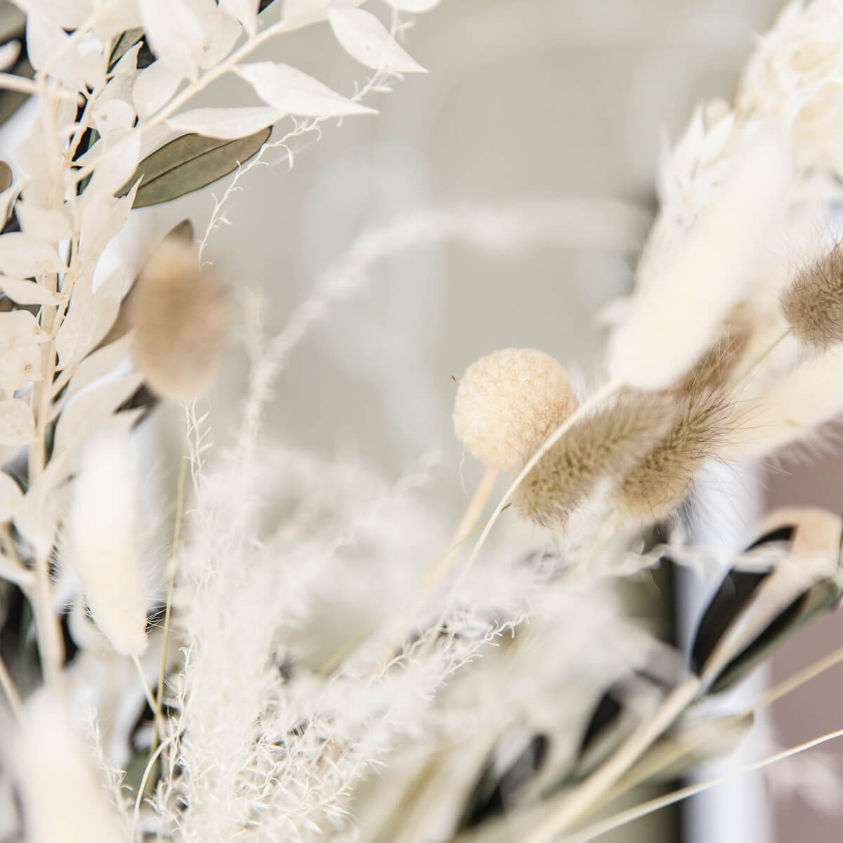 Perfecte decoratie: Droogbloemenboeket met olijftakken in beige