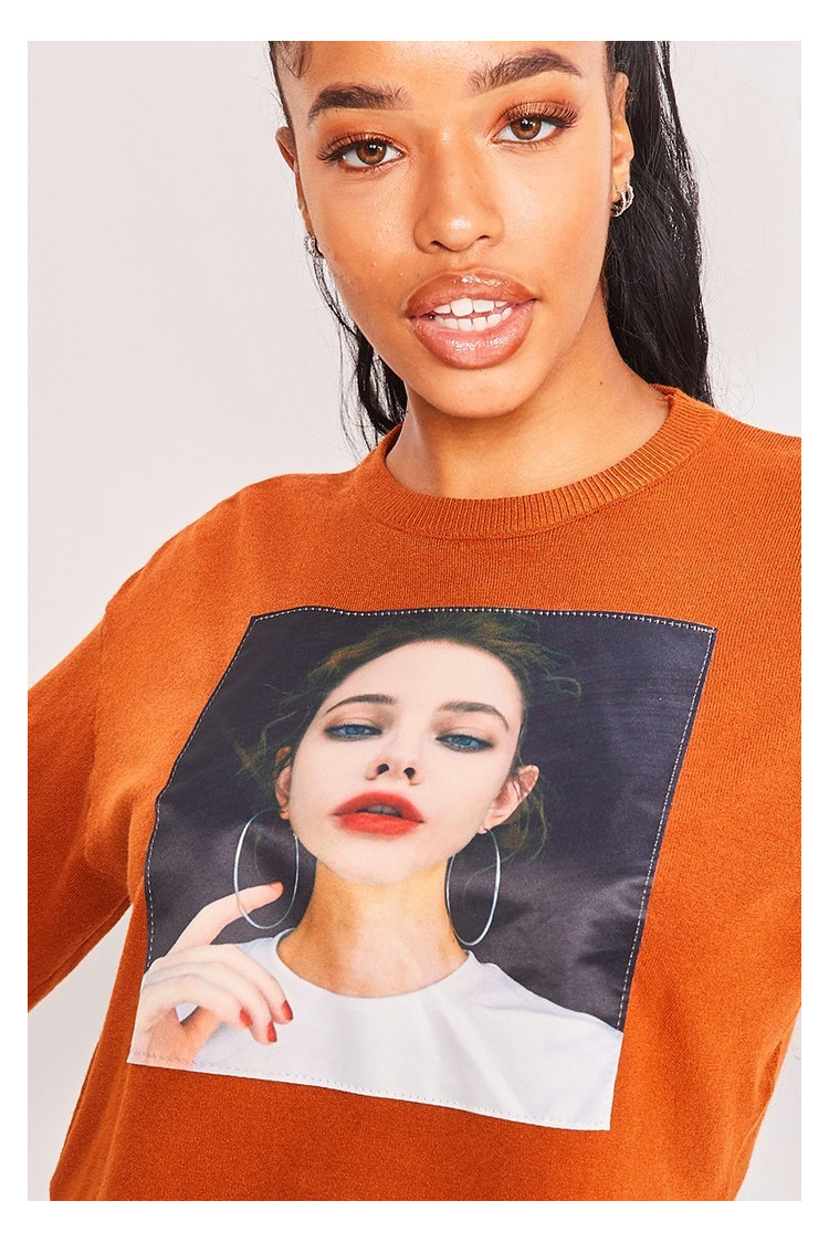 Pull marron tête de femme