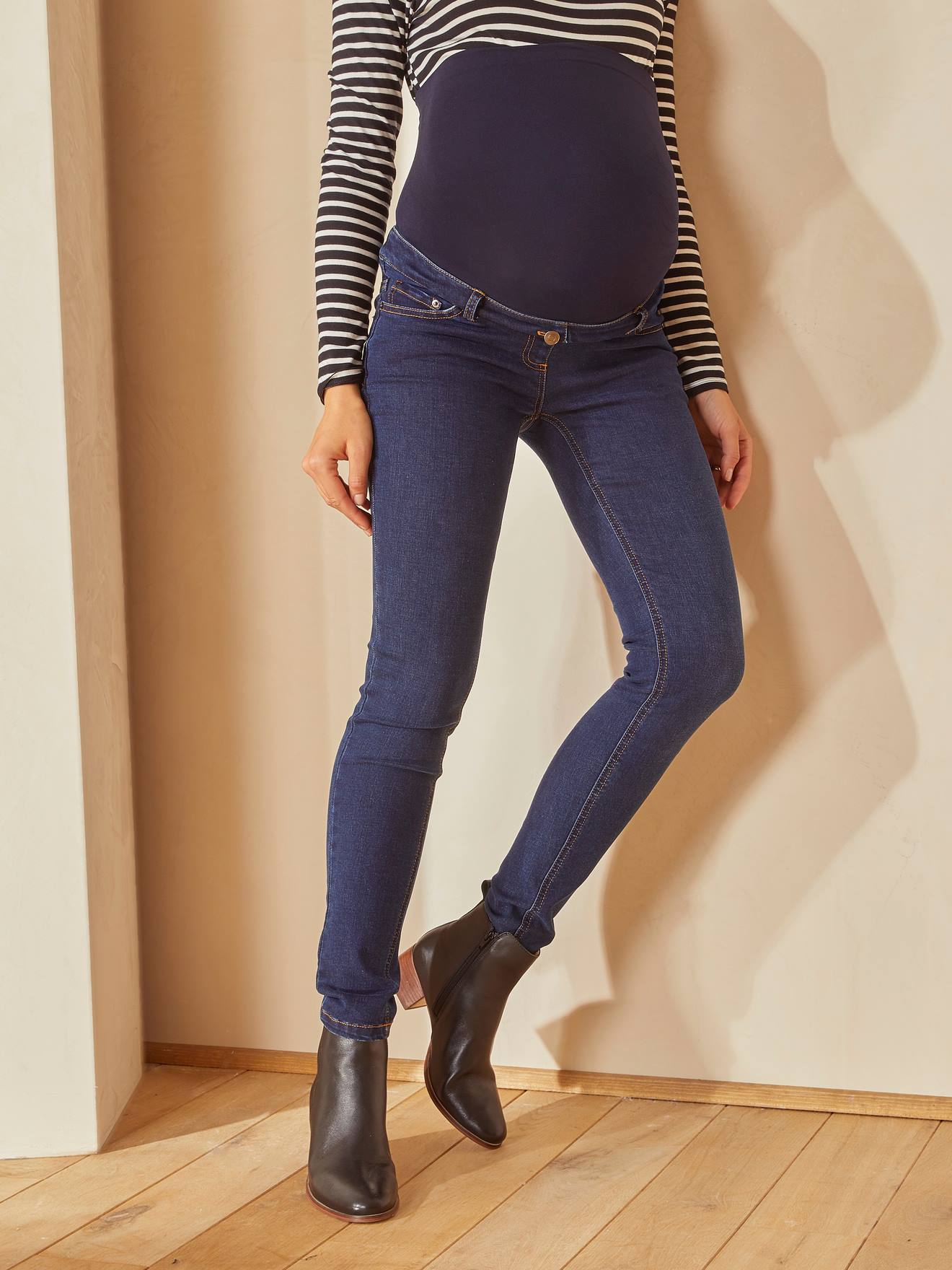 Calça jeans slim para gestantes com faixa lisa cinza-escura sem costura.