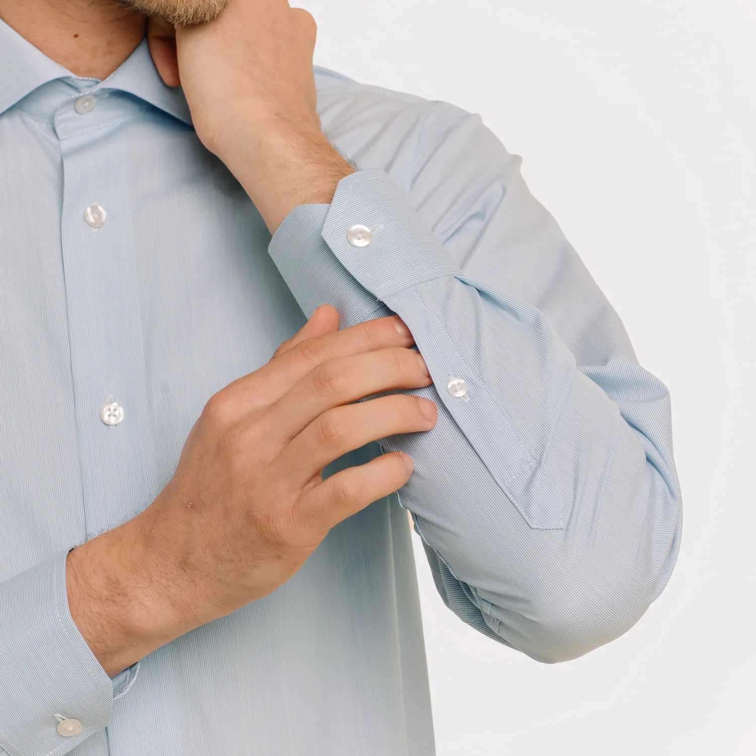 Fitted shirt in faux-plain double-twisted poplin with fine blue stripes