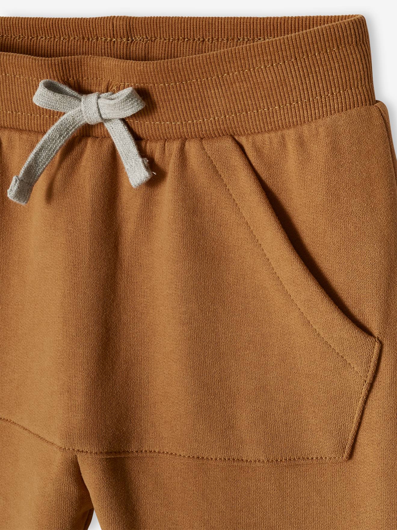 Calça de moletom esportiva infantil com bolsos canguru estilosos na cor noz-pecã.