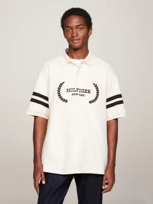 Polo Hilfiger Monotype com listras nas mangas