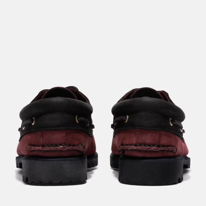 Sapato náutico masculino de três ilhós, costurado à mão, nas cores bordô e preto.