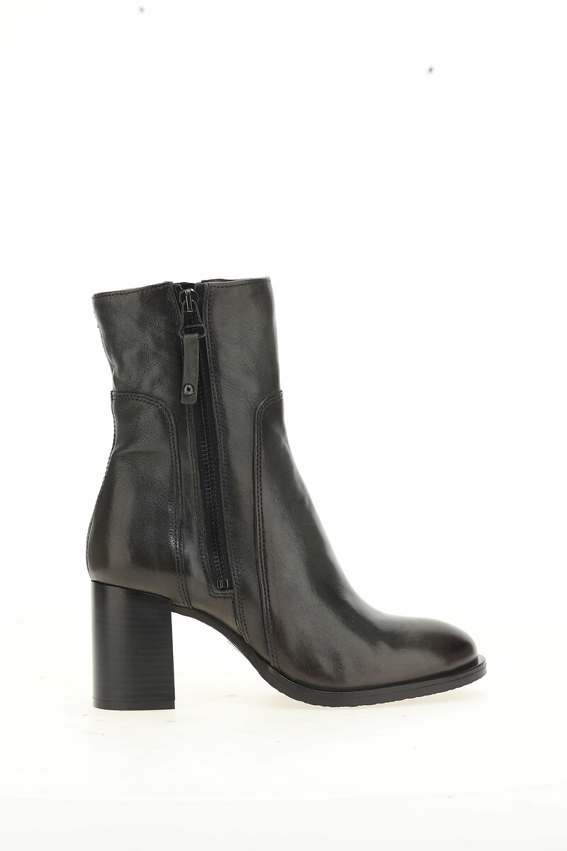 MJUS<br>Botas de cano curto em couro ultramacio