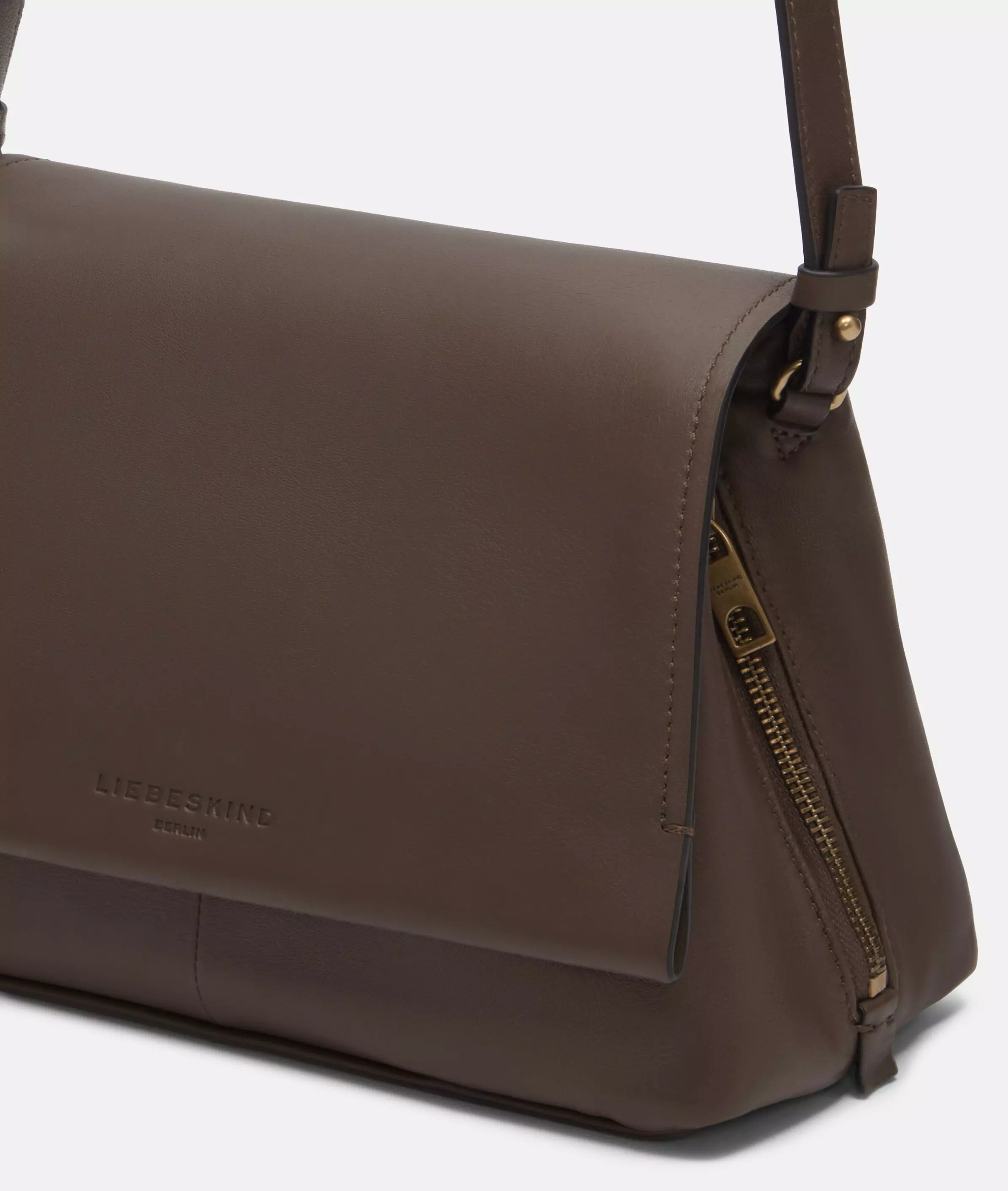 Hera Crossbody M Spacious crossbody bag made from sheepskin