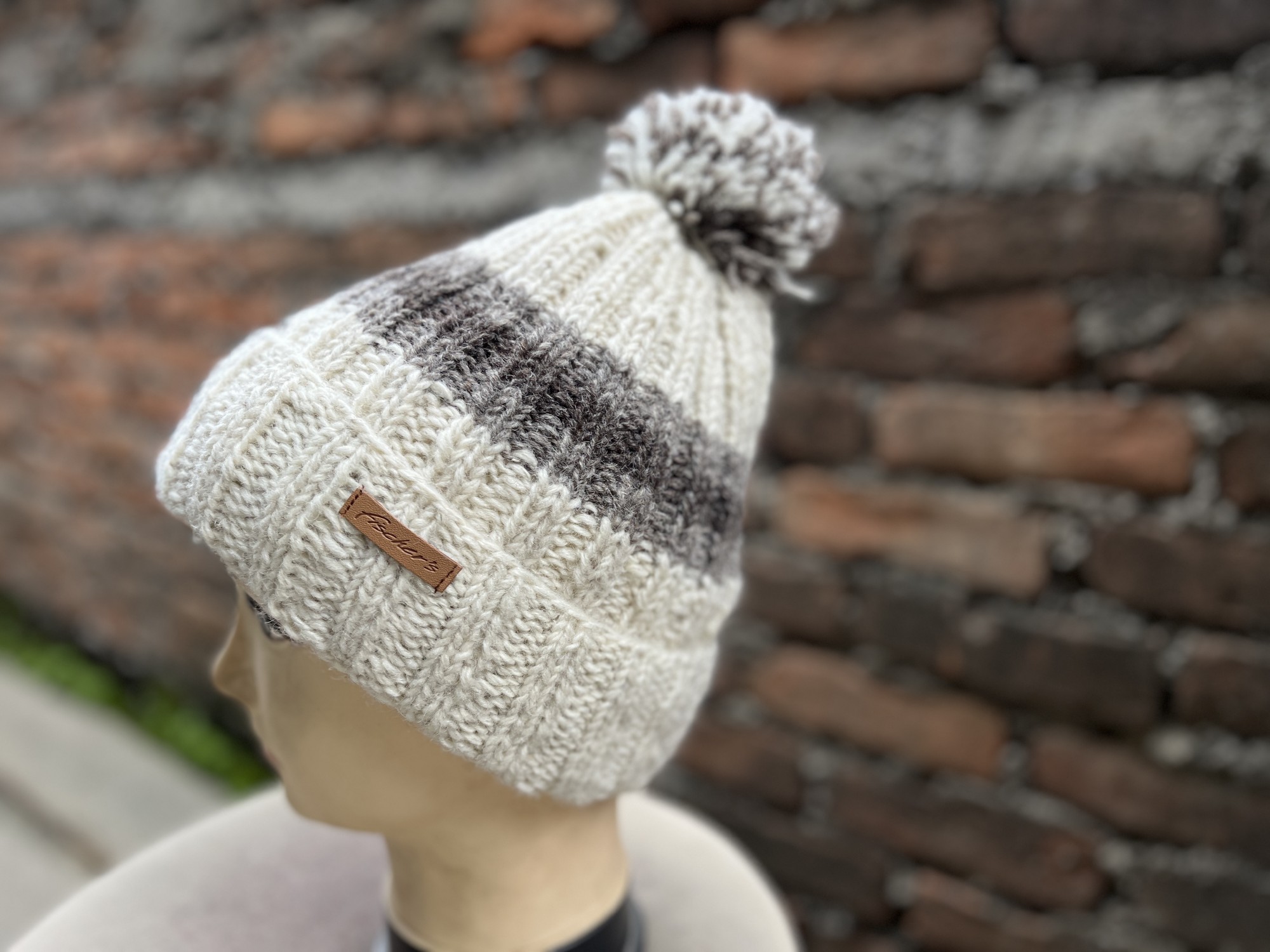 Handgestrickte Mütze mit Pompon, naturweiß, grau günstig bestellen