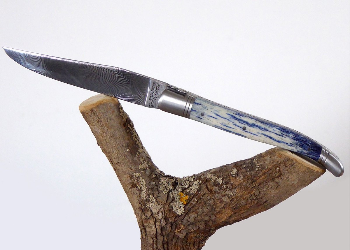 Couteau Laguiole avec un manche en Os de girafe teinté bleu