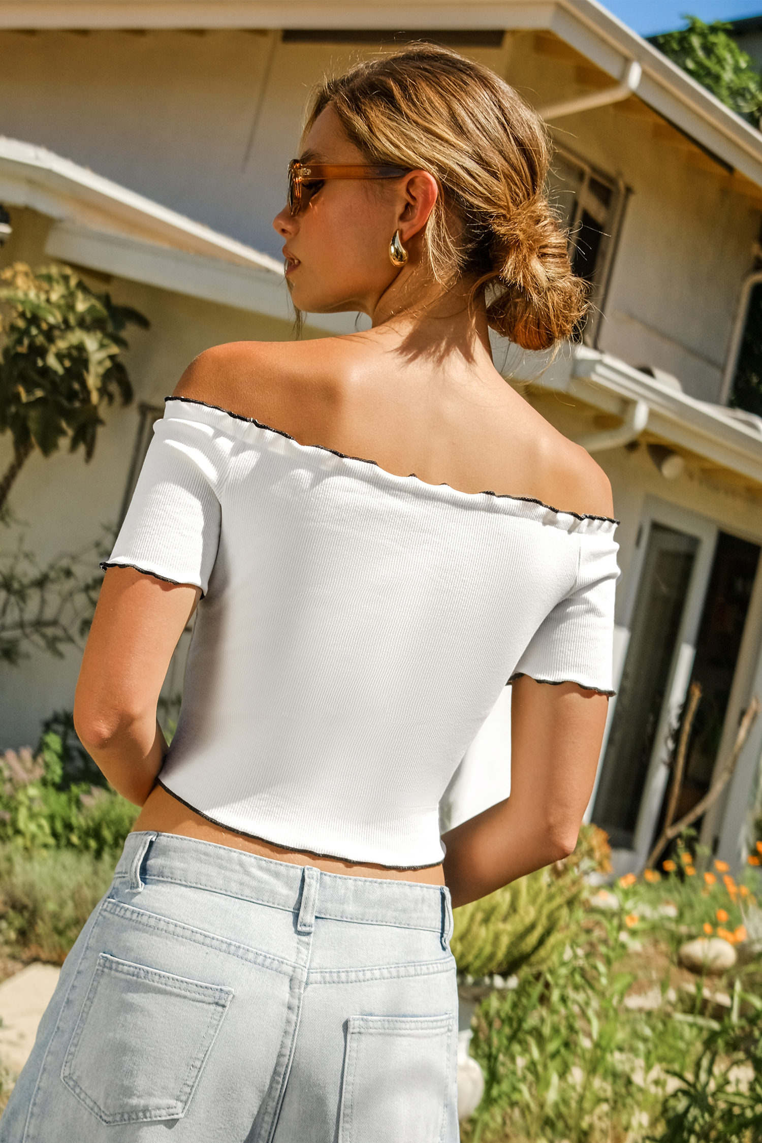Haut à épaules dénudées en tricot côtelé contrasté festonné blanc