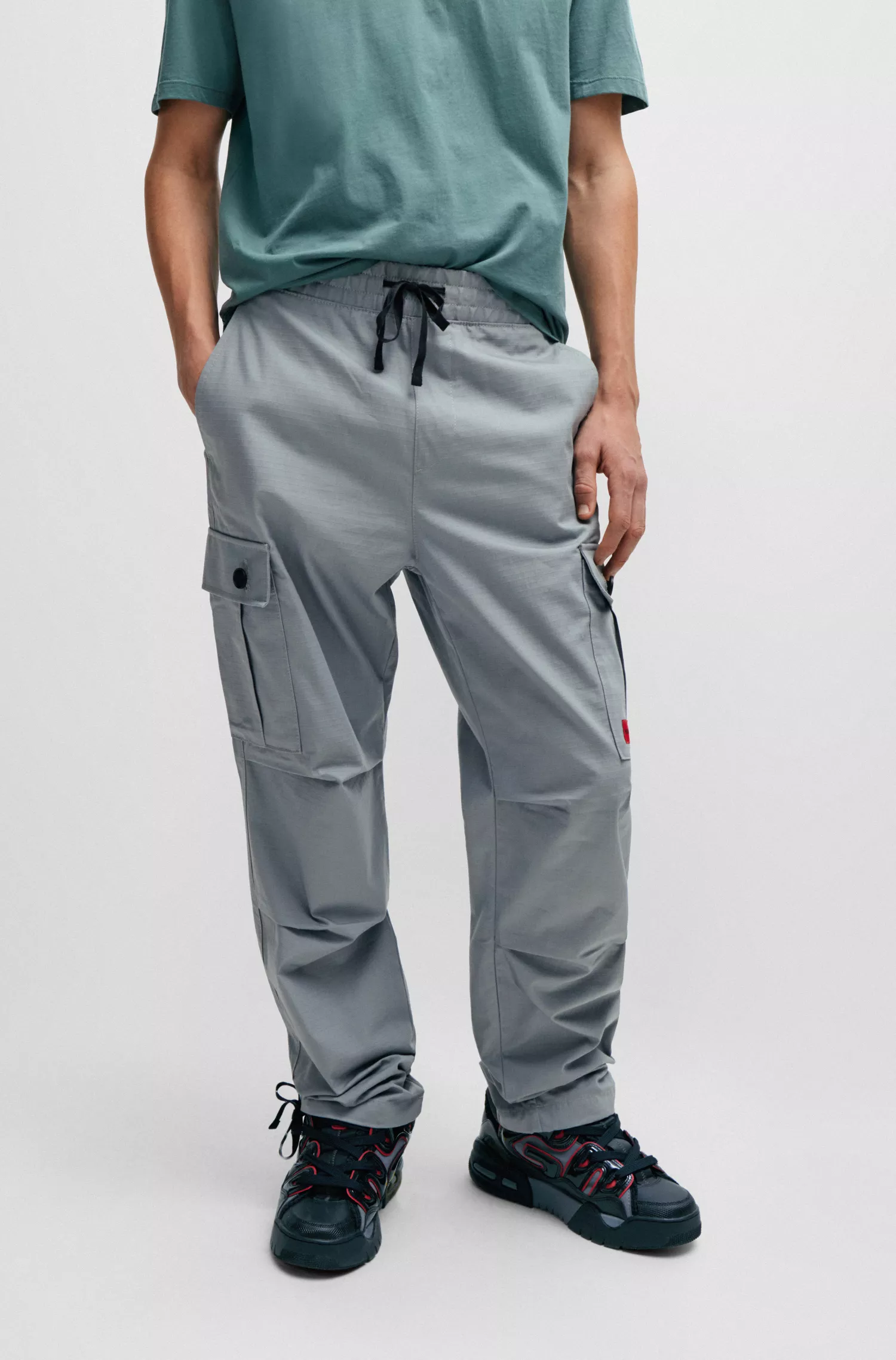 Calça cargo HUGO vermelha, corte regular, em algodão ripstop.