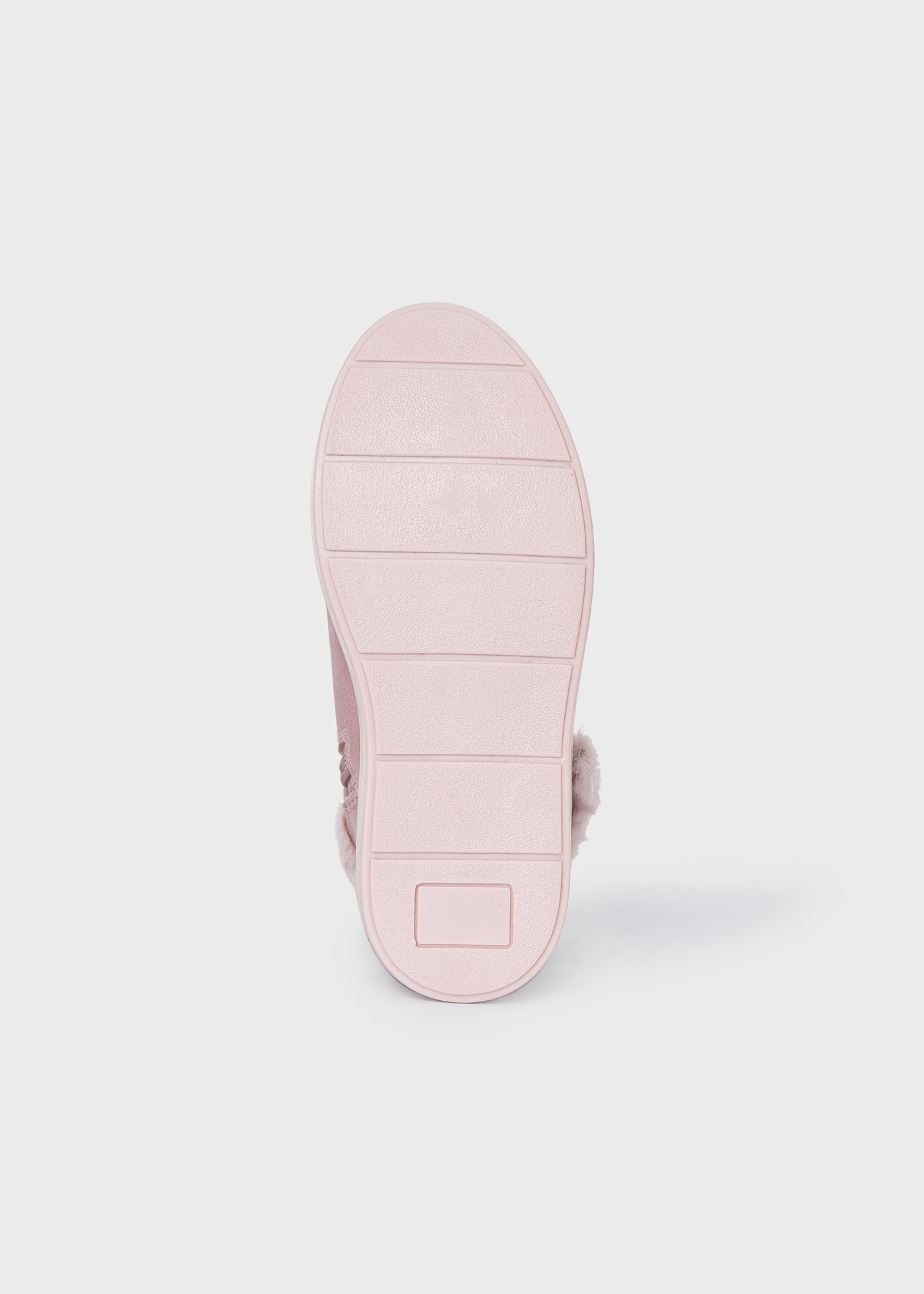 Botas de cano curto com forro e tachas para meninas