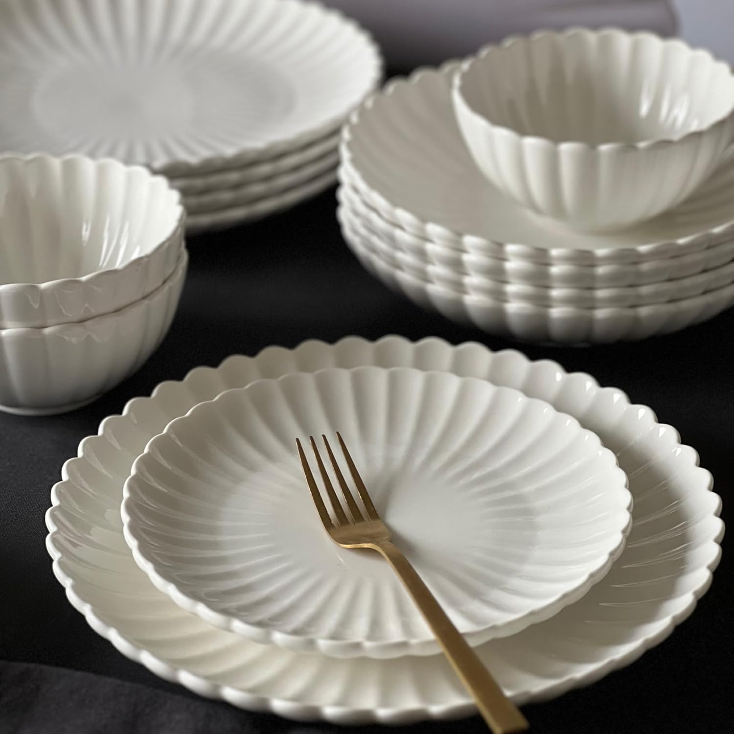 Zoha Lotus Tellerset 12 Personen – modernes Tafelservice 48-teilig – stilvolles Porzellan Teller Set 12 Personen – elegantes Teller-Set in edlem Weiß – spülmaschinengeeignet & mikrowellenfest