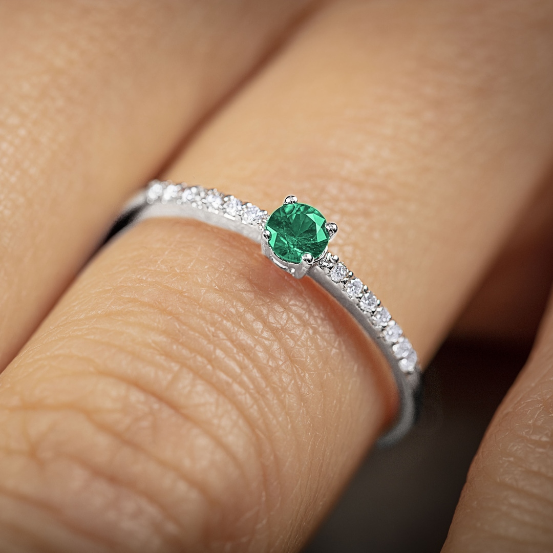 Damenring 750/18 K Weissgold mit Smaragd rund & Diamanten 0.07 ct H/si