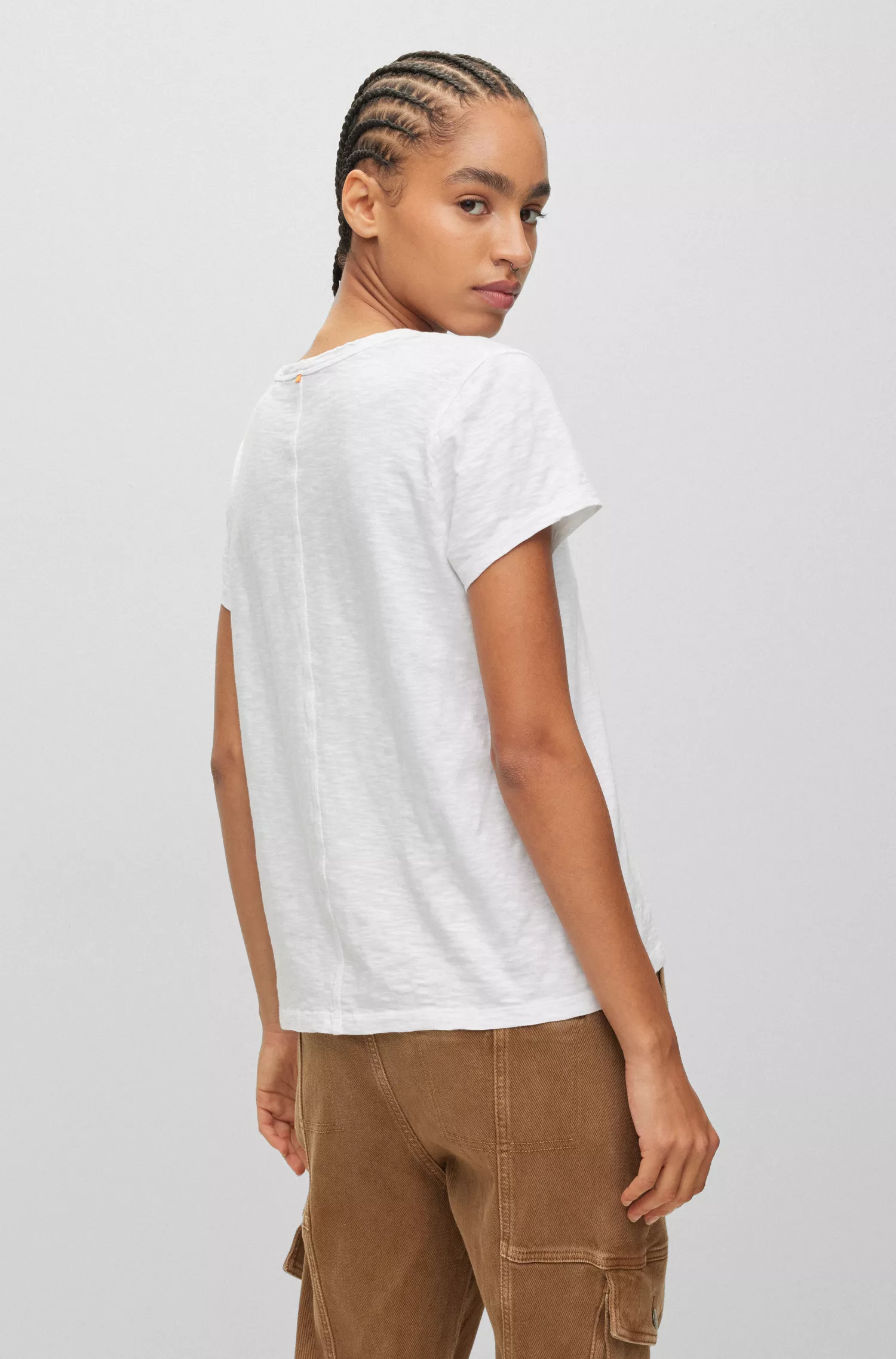 Camiseta BOSS preta de algodão texturizado com corte regular e decote em V.