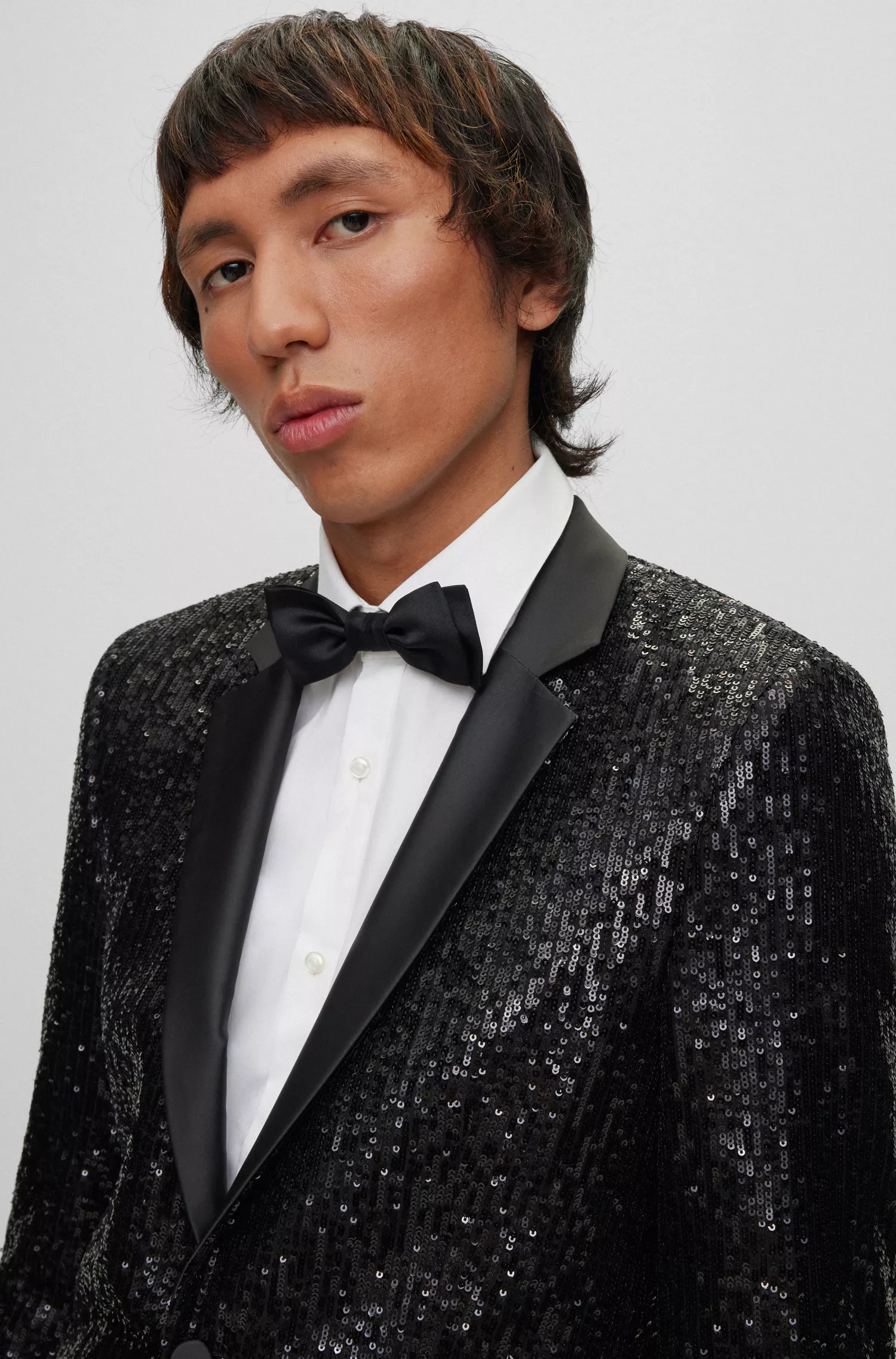 Jaqueta de smoking HUGO vermelha, extra slim fit, em cetim elástico com lantejoulas.