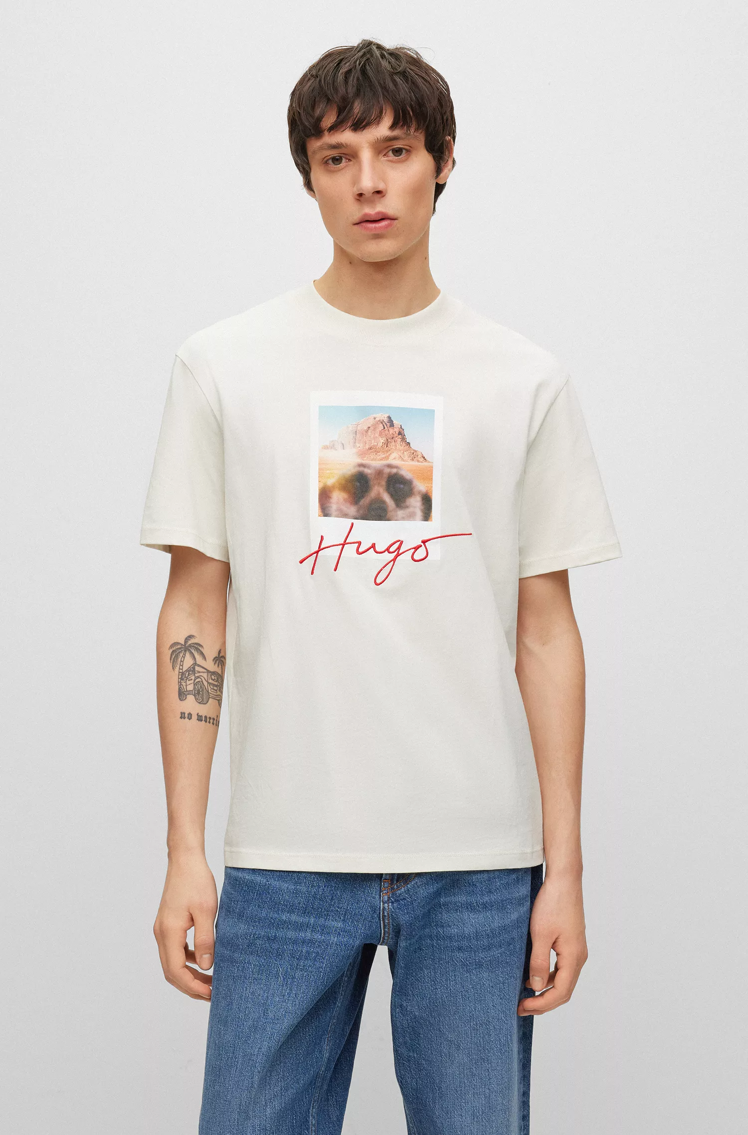 Camiseta HUGO vermelha em malha de algodão com estampa animal e logotipo.