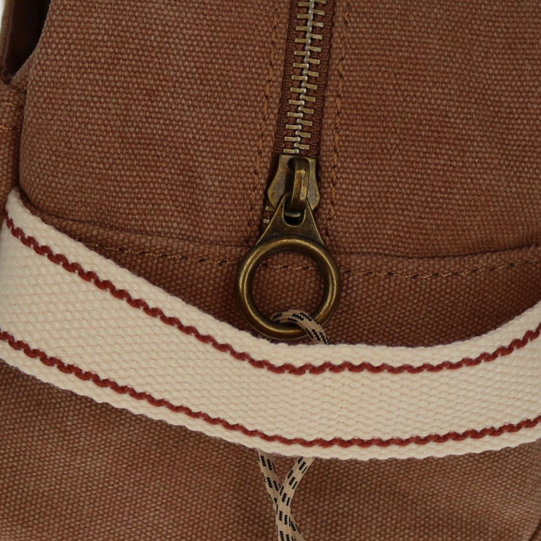 Trousse de toilette en toile marron .