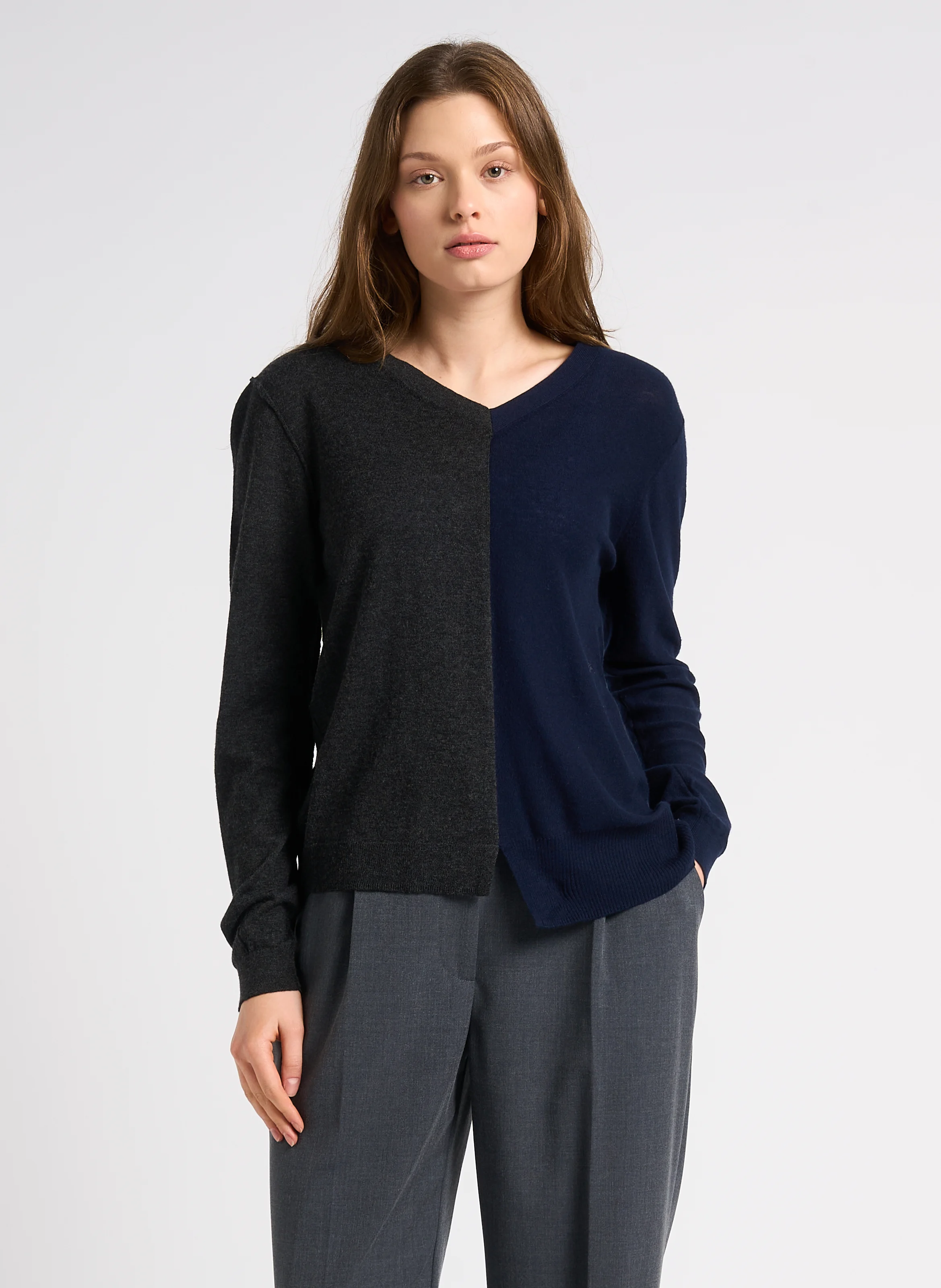 Pull bicolore asymétrique en laine mélangée| Bleu