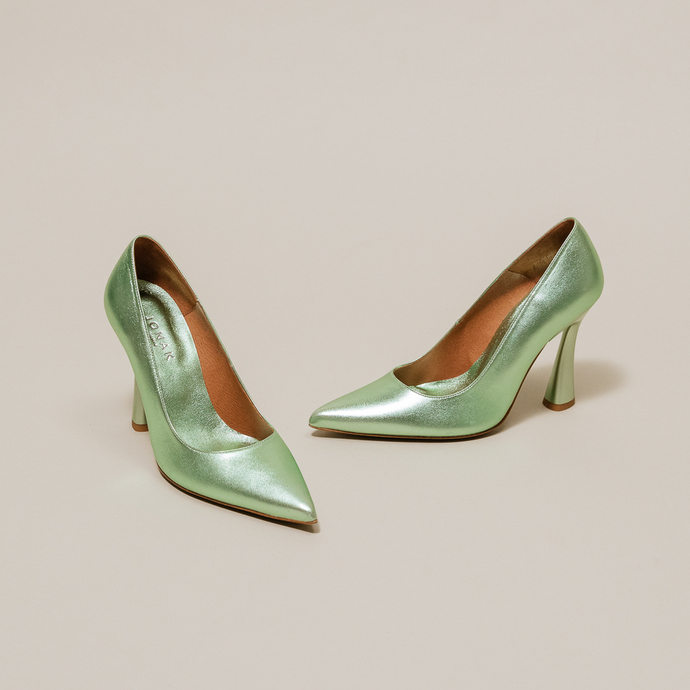 Escarpins à talons hauts et bouts pointus  en cuir métallisé vert clair