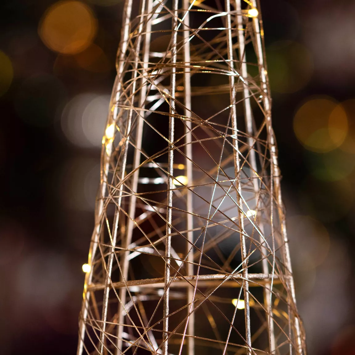 Cône lumineux à piles 30 LED (H60 cm) Pyramide Or et Blanc chaud