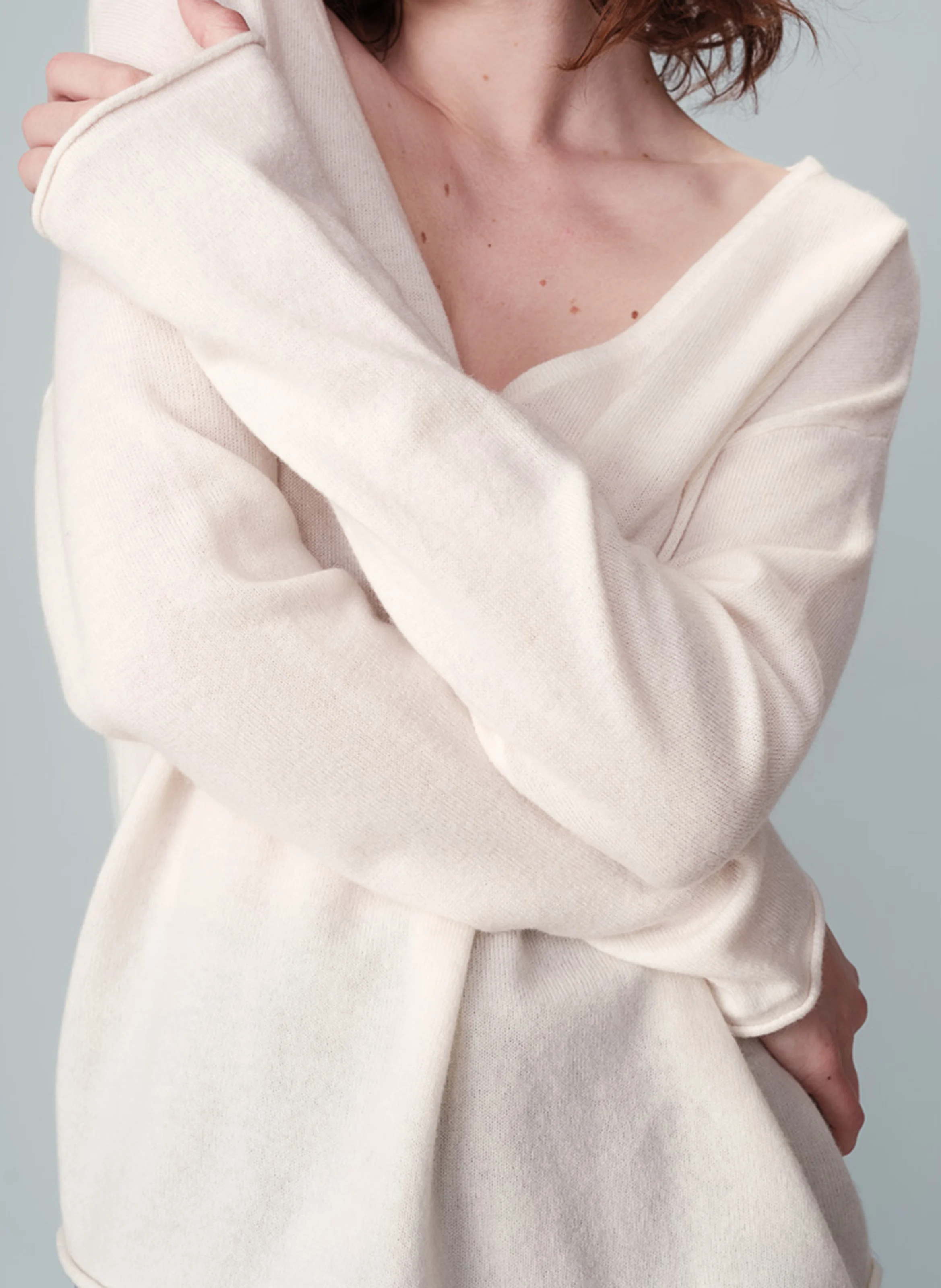 NAO - Pull col V ample en laine et cachemire mélangée | Beige