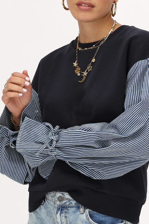 Donkerblauwe sweater met gestreepte mouwen
