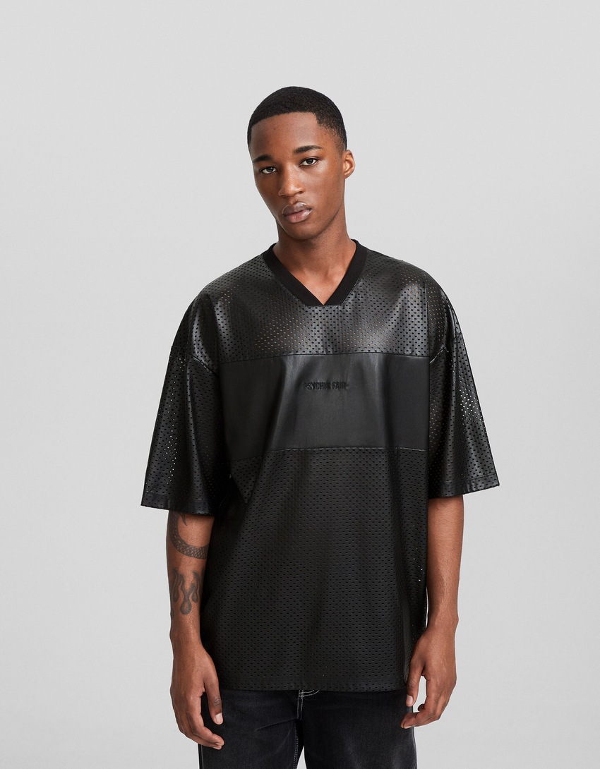 Camiseta de manga curta com efeito couro e modelagem extra folgada