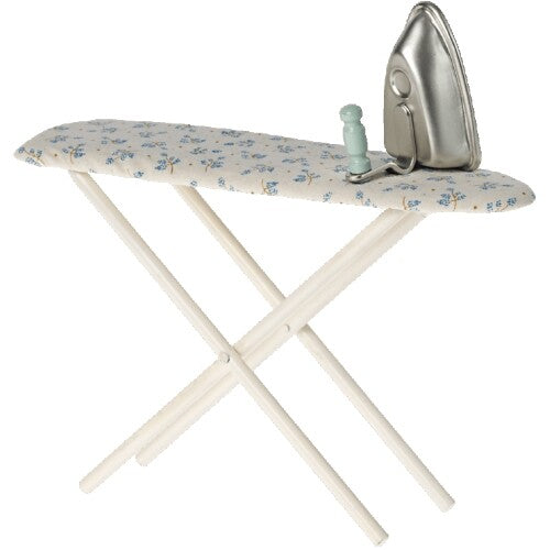 maileg poppenhuis strijkplank met strijkbout blauwe bloemen - 13 cm